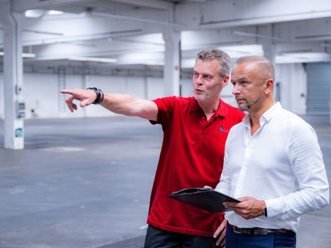 Elektriker und Projektleiter von Eulektra planen gemeinsam die Elektroinstallation einer Gewerbehalle