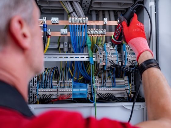 Elektriker von Eulektra führt eine Messung an einer elektrischen Anlage durch