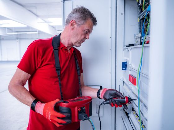 Elektriker von Eulektra führt eine Messung an einer elektrischen Anlage durch