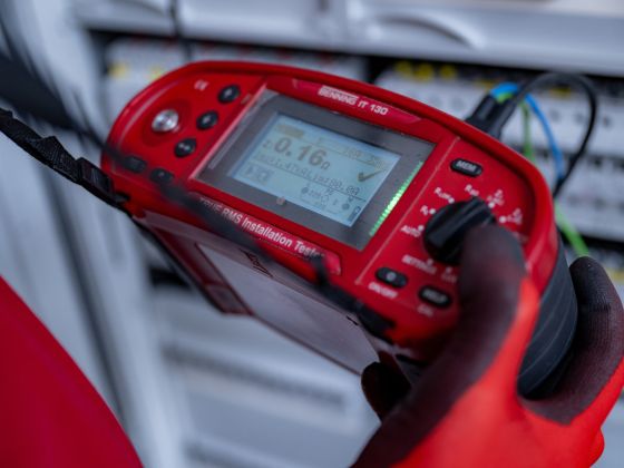 Elektriker von Eulektra prüft eine Elektroanlage mit einem Installationstester