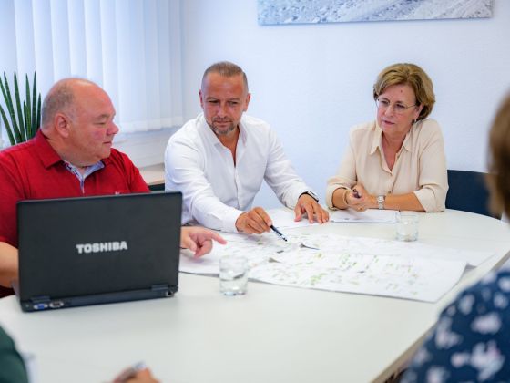 Projektbesprechung bei Eulektra: Das Team plant ein Elektrotechnik-Projekt am Konferenztisch