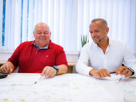 Ansprechpartner von Eulektra in Wesel besprechen Baupläne für ein Elektroprojekt